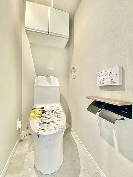 トイレのような小スペースだからこそ、ちょっとした収納が嬉しいポイント。もちろんウォシュレット機能付きです。
