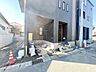外観：洗練された外観デザインが街並みに調和し、住まう方の帰りを穏やかに迎え入れる落ち着いた佇まい。