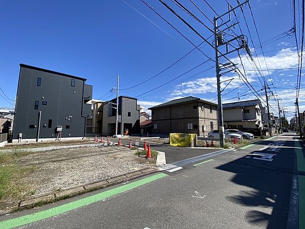 前面道路含む外観