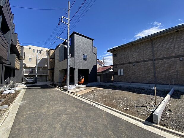 前面道路含む外観