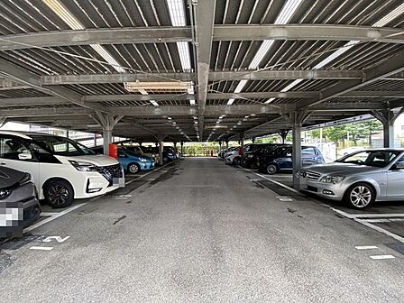 しっかりと屋根が備えられた広々とした駐車スペースが日常の安心感を高めます