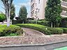外観：レンガ敷きの通路と豊かな緑が調和する上品な佇まい 
