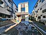 外観：澄みわたる青空の下に佇む、すっきりと洗練されたフォルムの外観が印象的な住まいです。