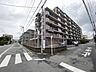 外観：前面道路含む現地写真 