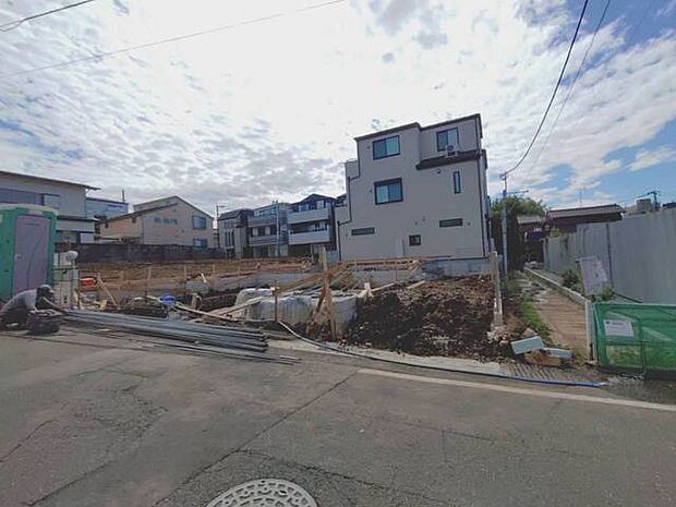 前面道路含む外観