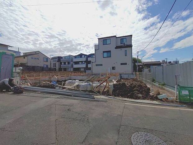 前面道路含む外観