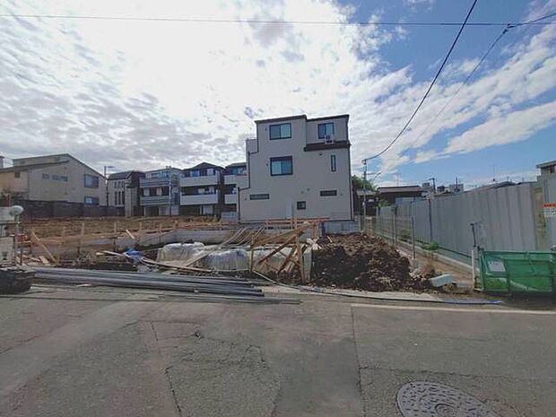 前面道路含む外観