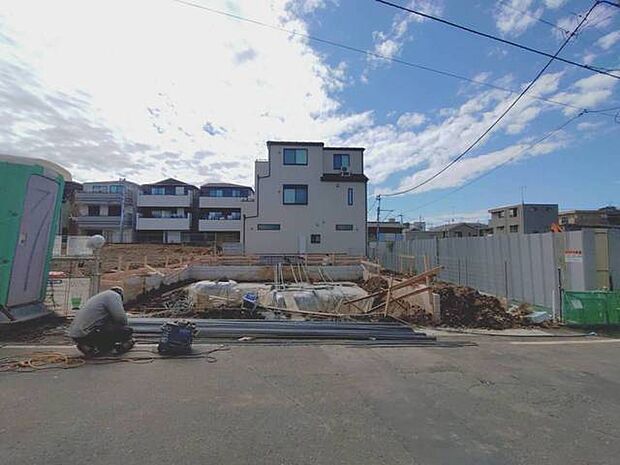 前面道路含む外観