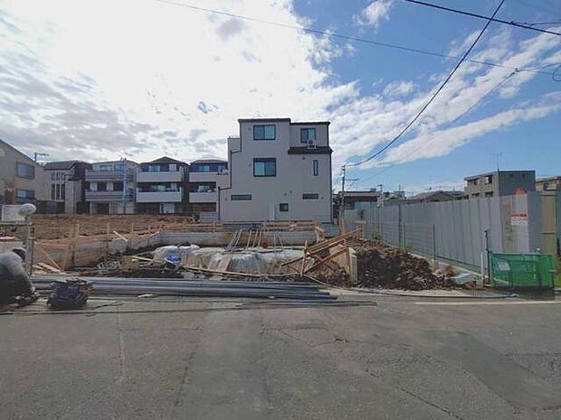 前面道路含む外観