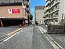 外観：前面道路含む現地写真 