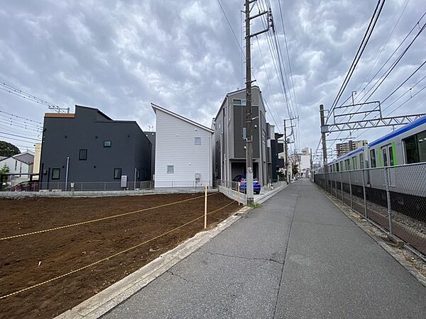 前面道路含む外観