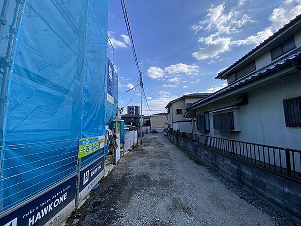 前面道路含む外観