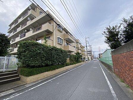 穏やかな街並みに溶け込む、落ち着いた佇まいを見せる外観です