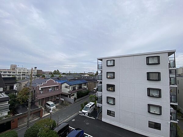 空が大きく広がり心地よい開放感に満ちた穏やかな眺望が広がる日常
