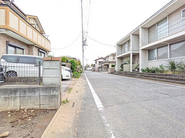 前面道路含む外観写真