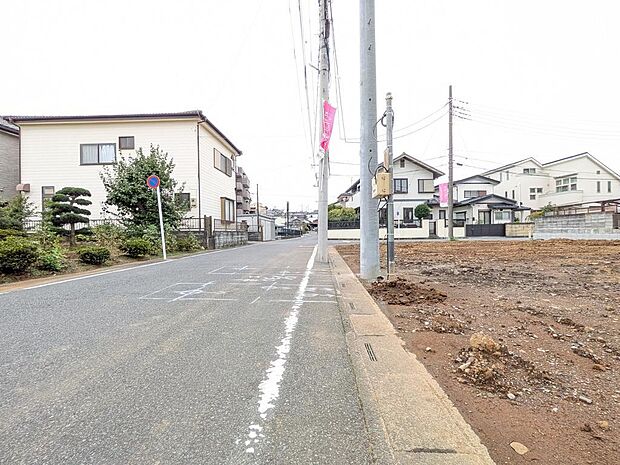 前面道路含む外観写真