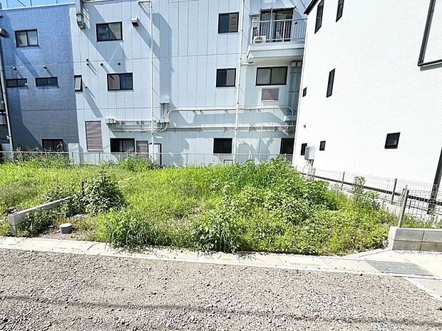 周囲と適度な距離を保てる、すっきりとした敷地。自由な設計で理想の暮らしを描ける場所です