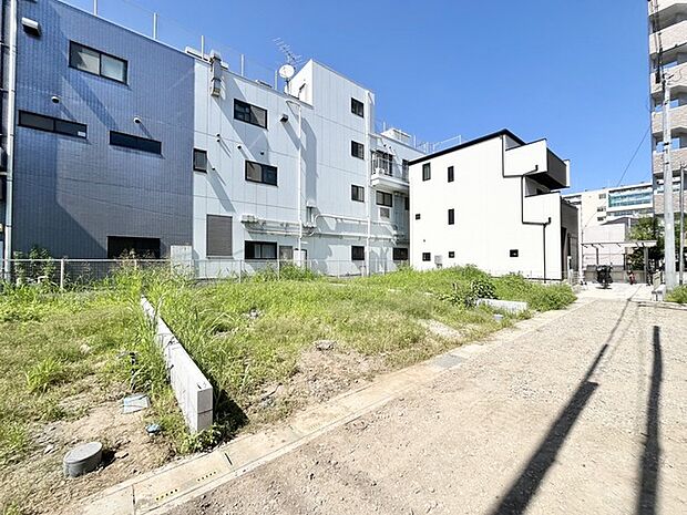 落ち着いた街並みに馴染む立地です。新たな計画を立てやすく、静かな時間を過ごせそうです