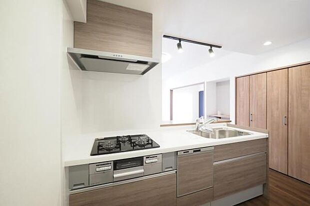 キッチン扉のカラーをフローリングや建具の色味に合わせ、一体感のあるスペースに。
