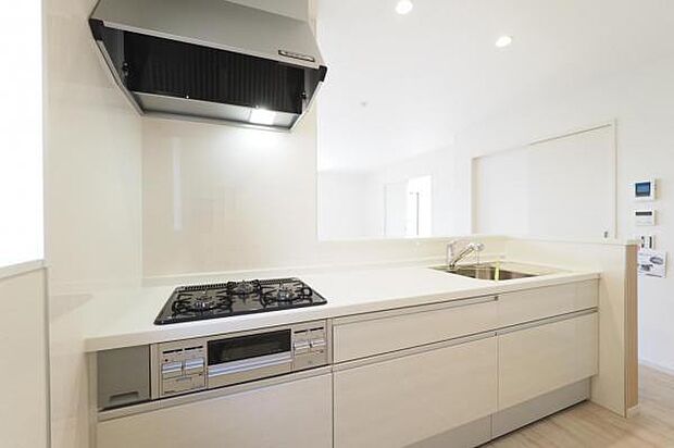 家族の距離が近くなる対面式キッチン。家事をしながら会話も弾みます。