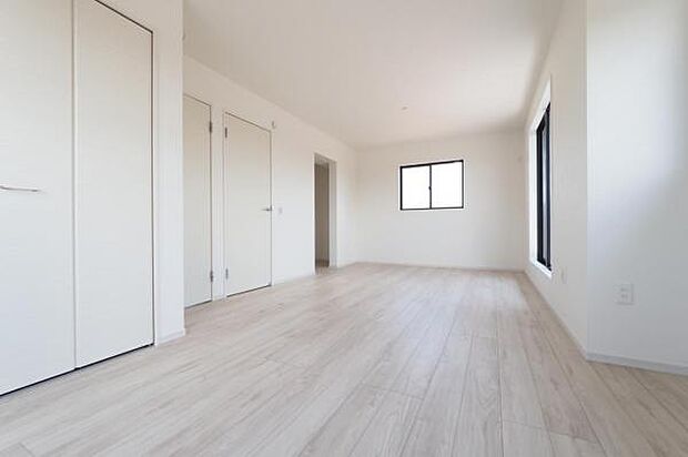 2階、13.8帖の洋室。お子様の成長に合わせて、2部屋に出来る2ドア1ルームのお部屋。