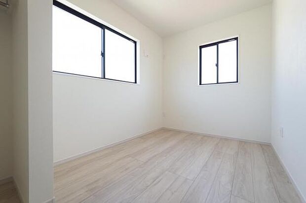 4.9帖洋室。様々なインテリアに合わせやすい、落ち着いた印象の室内。