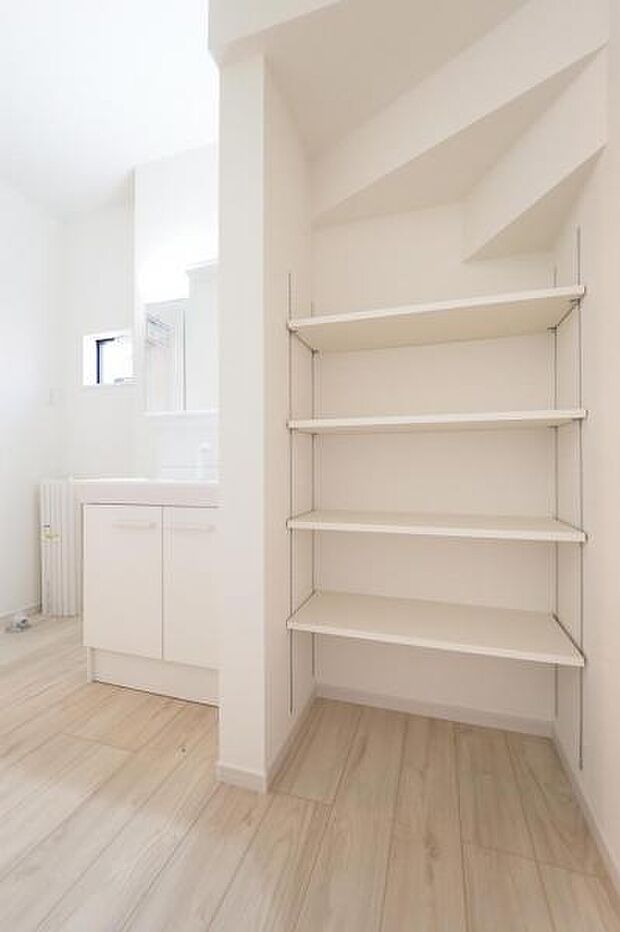 洗面室にはタオルや洗剤等をたっぷり収納できるリネン棚を設置。