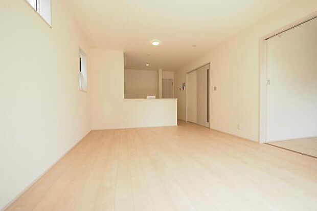 キッチンから、リビング、ダイニングが見渡せて、とても開放的で一体感があります。