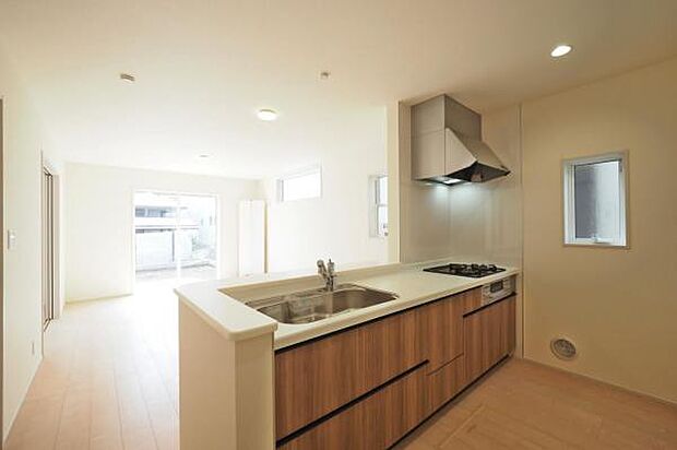 キッチンからリビング全体を見渡せて、お子様にもすぐ目が届くので安心してお料理ができます。