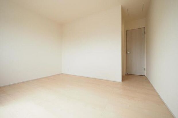 2階、7.75帖洋室。季節の衣類をたっぷり収納してくれる大容量のウォークインクロゼット完備で住空間を広々とご使用できます。