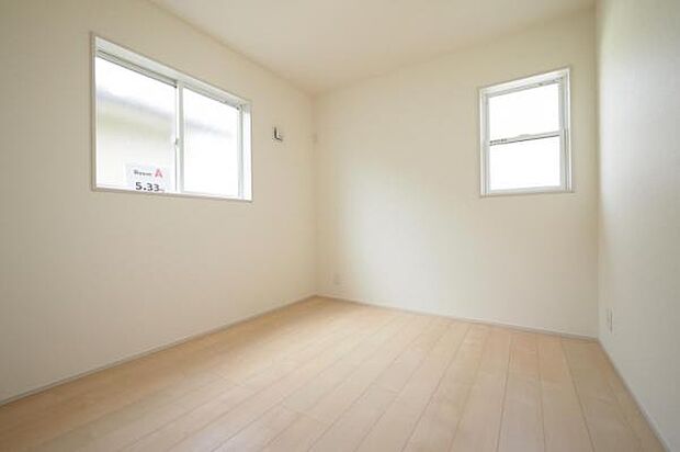 5.33帖洋室。様々なインテリアに合わせやすい、落ち着いた印象の室内。