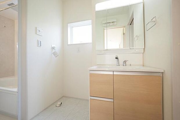 小窓付きで換気のしやすいサニタリールーム。