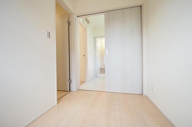 廊下・洗面室から出入り可能の1階納戸。