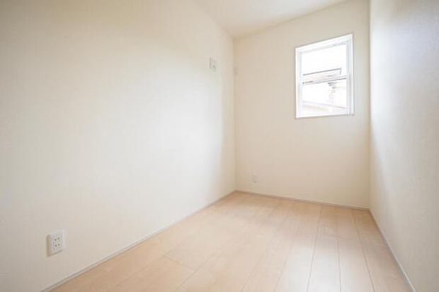 廊下・洗面室から出入り可能の1階納戸。