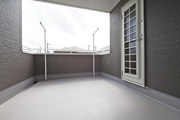 インナーバルコニーなので雨の日でも気にせず洗濯物が干せます 