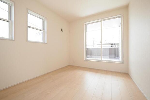 5.25帖洋室。大きな窓から自然のやさしい光が降り注ぐ室内