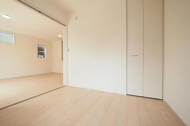 リビング横、4.5帖洋室。お子様の遊び場などに便利な室内。