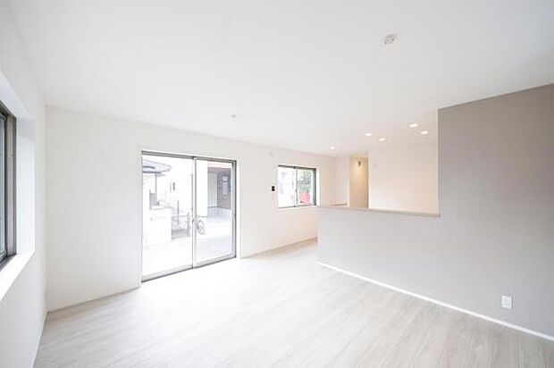 自然光に満ちた明るいリビングは、自然と家族が集う心地よさがあります。