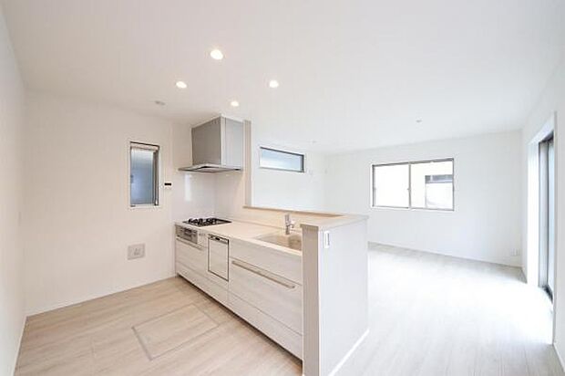 自然光に満ちた明るいリビングは、自然と家族が集う心地よさがあります。