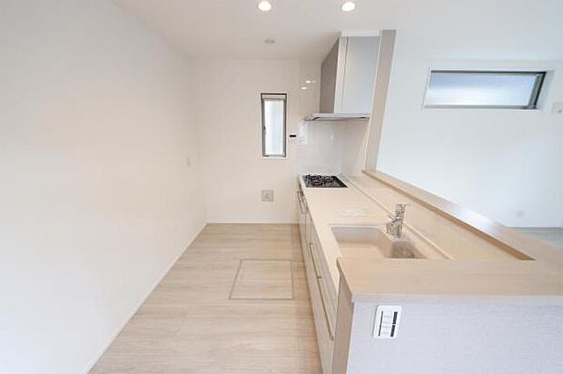 リビングを見渡せる対面式キッチン。家事をしながらご家族との会話も弾みます。