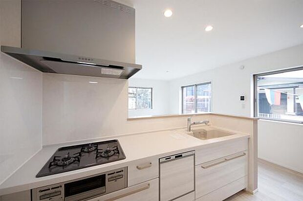 リビングを見渡せる対面式キッチン。家事をしながらご家族との会話も弾みます。