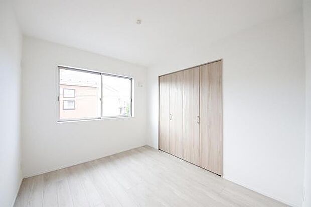 洋室1.様々なインテリアに合わせやすい、落ち着いた印象の室内。