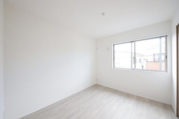 洋室1.様々なインテリアに合わせやすい、落ち着いた印象の室内。