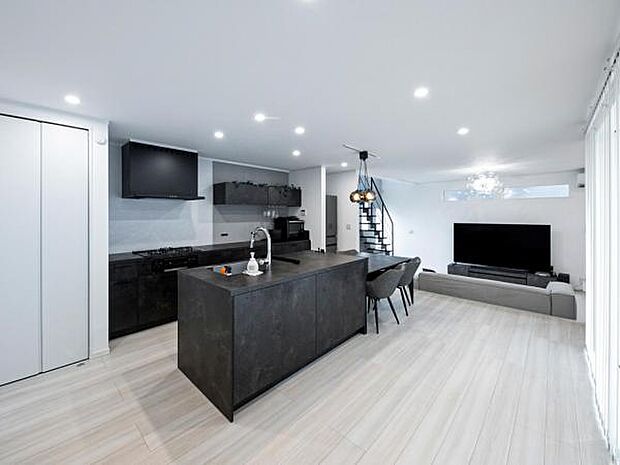 【ホテルライクな空間、日常が特別に変わる】II型キッチンを採用し、より開放感のある上質で洗練されたＬＤＫ。（建物プラン例 建物価格／3100万円 建物面積／106.41m2）