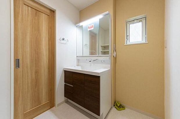 リクシル製EV／お手入れが楽になるワイドボウルを採用。収納付きの三面鏡つき。／建築プラン例G(内観同仕様)　建物面積89.43ｍ2／建物価格2030万円