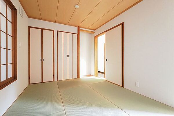 来客時などに重宝する1階の和室。