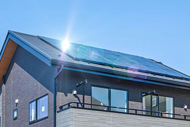 【太陽光発電パネル標準設備】安心の備えをプラスα！月々の電気代削減はもちろん、災害による停電時にも専用コンセントからMAX1500Wの電気を利用でき、もしものときの心強い味方に！