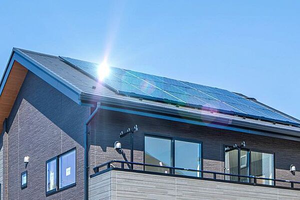 【太陽光発電パネル標準設備】安心の備えをプラスα！月々の電気代削減はもちろん、災害による停電時にも専用コンセントからMAX1500Wの電気を利用でき、もしものときの心強い味方に！