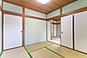 室内：和室4.5帖／襖を開けることで大部屋として使うこともできます。