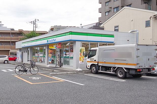ファミリーマート北秋津店 徒歩10分。 800m